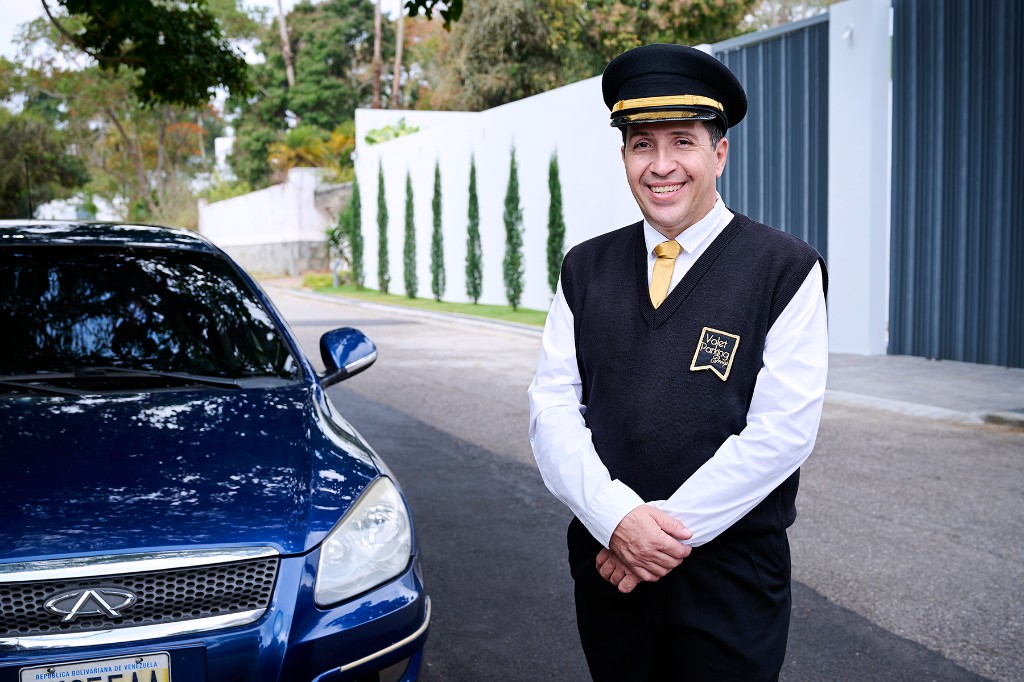 Personal de Valet Parking Group en uniforme junto a un vehículo en la entrada